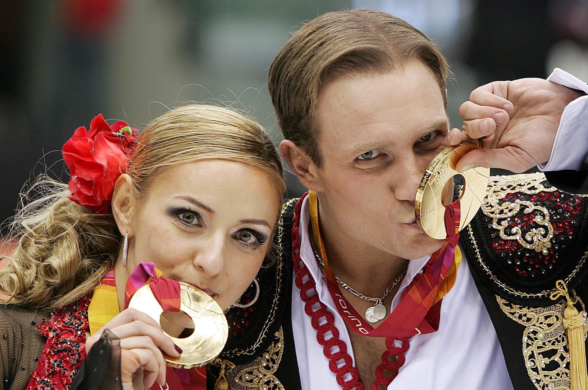 La pareja de patinadores rusos Tatiana Navka y Roman Goncjarov posan para los fotógrafos con sus medallas de oro después de la competición de Patinaje Artístico de parejas durante los Juegos Olímpicos de Invierno Turín 2006 celebrada en Palavela, Italia, ayer lunes 20 de febrero. EFE/Maurizio Brambatti