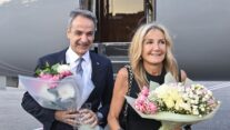 ANKARA (Turkey), 07/07/2026.- Greek Prime Minister Kyriakos Mitsotakis (L) and his wife, Mareva Grabowski-Mitsotaki, arrive at Esenboga Airport ahead of the 2026 NATO Heads of State and Government Summit in Ankara, Turkey, 07 July 2026. The summit takes place on 07 and 08 July, focusing on strengthening defense industrial production and securing long-term military aid for Ukraine. (Turquía, Ucrania) EFE/EPA/ISMAIL KAPLAN / POOL