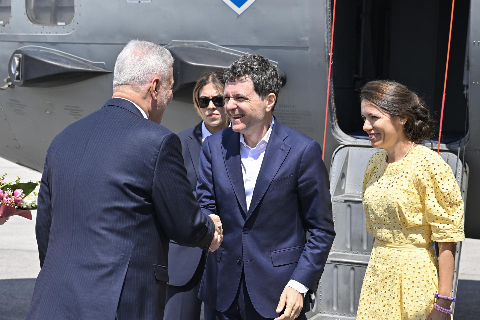 Ankara (Türkiye), 07/07/2026.- Turkish Trade Minister Omer Bolat (L) welcomes Romanian President Nicusor Dan (C) upon his arrival at Esenboga Airport ahead of the 2026 NATO Heads of State and Government Summit in Ankara, Turkey, 07 July 2026. The summit will take place on 07 and 08 July, focusing on strengthening defense industrial production and securing long-term military aid for Ukraine. (Turquía, Ucrania) EFE/EPA/Ismail Kaplan / POOL