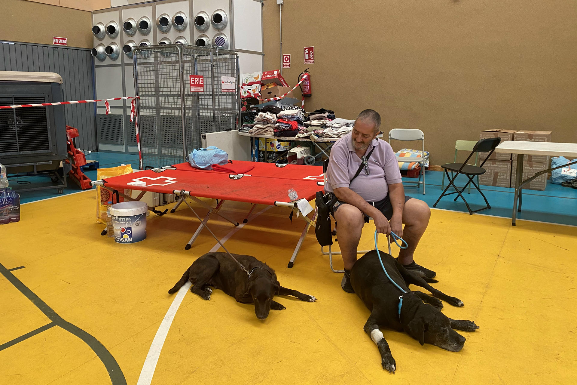 Vecinos desalojados de localidades próximas en el polideportivo de Villa del Prado, este martes. La Comunidad de Madrid ha superado las 2.000 atenciones sanitarias a ciudadanos evacuados a polideportivos de otros municipios o confinados en los propios por los incendios forestales de la región y está repartiendo 52.000 mascarillas FFP2 de forma gratuita en los municipios afectados. Según ha informado este martes el Gobierno regional, los servicios de Urgencia de Atención Primaria (Puntos de Atención Continuada), ya suman 913 asistencias, y hoy han abierto hoy sus puertas los centros de Villa Del Prado, San Martín de Valdeiglesias, Pelayos de la Presa y Santa María de la Alameda. EFE/Sol Carreras