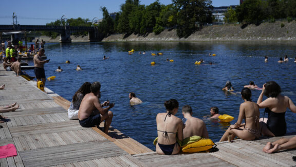 FOTODELDÍA PARÍS, 04/07/2026.- Las tres zonas de baño autorizado en el Sena a su paso por París abrieron este sábado al público, que mostró interés por la posibilidad de refrescarse dentro de la ciudad, sobre todo después de haber vivido una ola de calor sofocante a finales de junio y en vísperas de otra que se espera la semana próxima. EFE/Edgar Sapiña Manchado