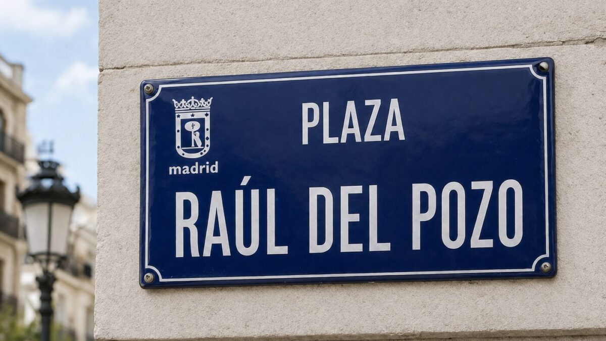 Letrero generado por IA de una futura Plaza Raúl del Pozo en Madrid.