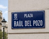 Letrero generado por IA de una futura Plaza Raúl del Pozo en Madrid.