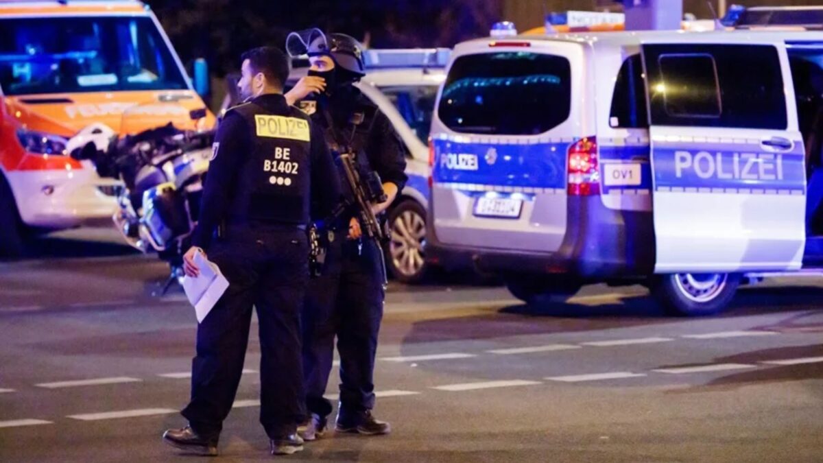 Policías en la zona de Berlín donde se produjo el atropello.
