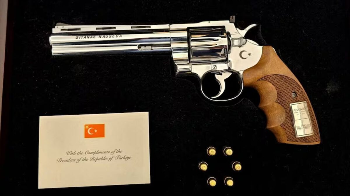 El revólver que Erdogan ha regalado a los líderes de la OTAN