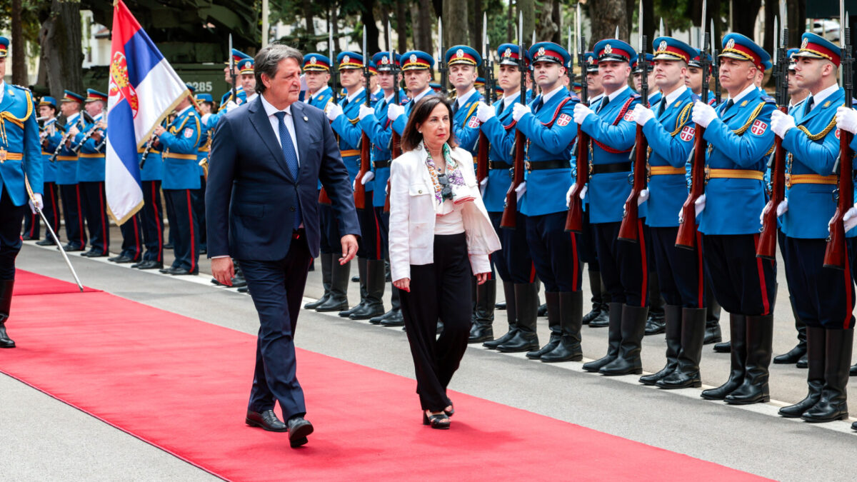 La ministra de Defensa, Margarita Robles, junto a su homólogo serbio, Bratislav Gasic, durante su encuentro en Belgrado