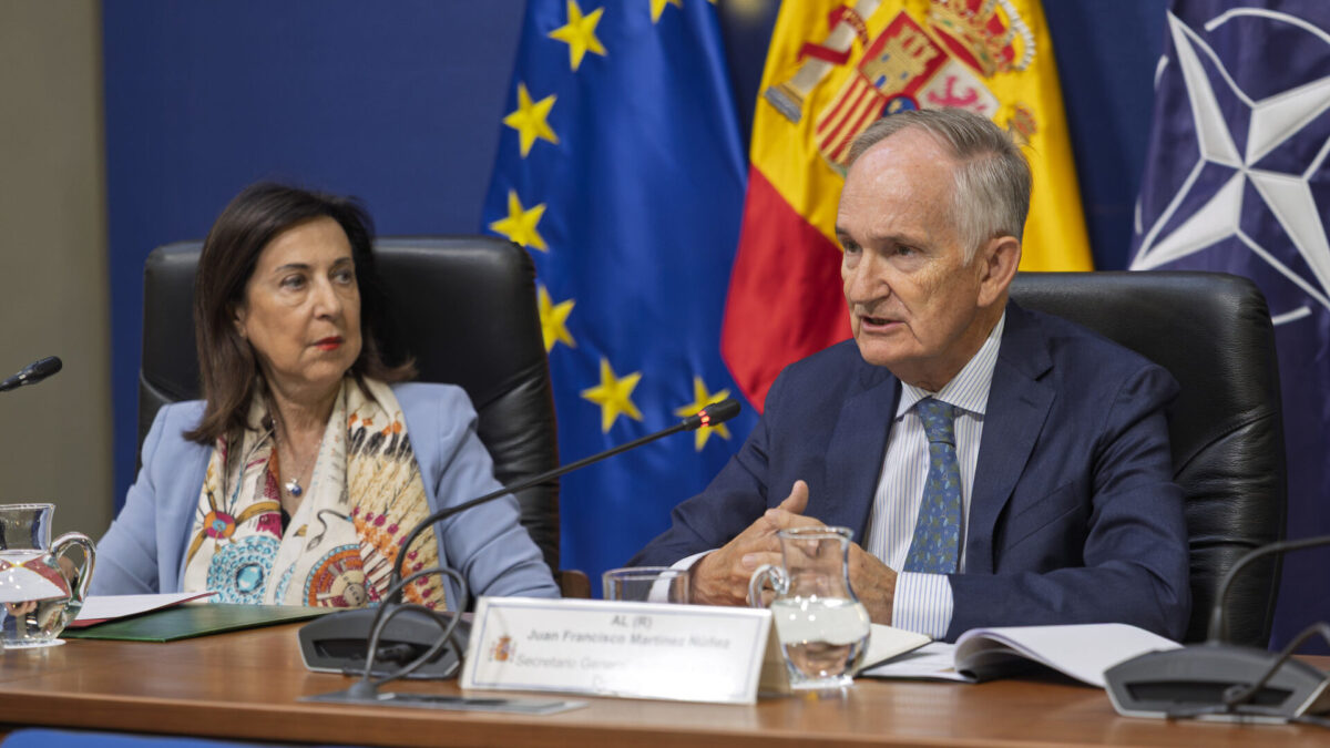 La ministra de Defensa, Margarita Robles, junto al Secretario General de Política de Defensa, almirante Juan Francisco Martínez Núñez