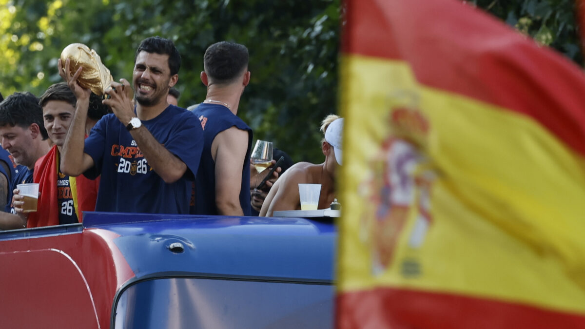 MADRID, 20/07/2026.- El capitán de la selección española, Rodri (i), a su paso por la calle Princesa de Madrid durante la celebración tras proclamarse ayer campeones del mundo al derrotar en la final a Argentina. EFE/ Ballesteros
