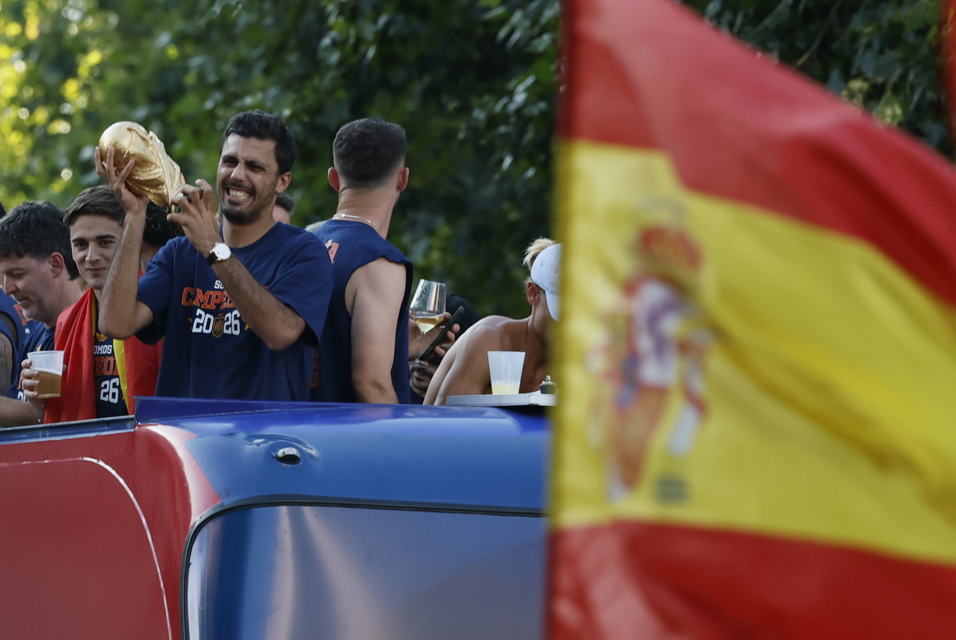 MADRID, 20/07/2026.- El capitán de la selección española, Rodri (i), a su paso por la calle Princesa de Madrid durante la celebración tras proclamarse ayer campeones del mundo al derrotar en la final a Argentina. EFE/ Ballesteros