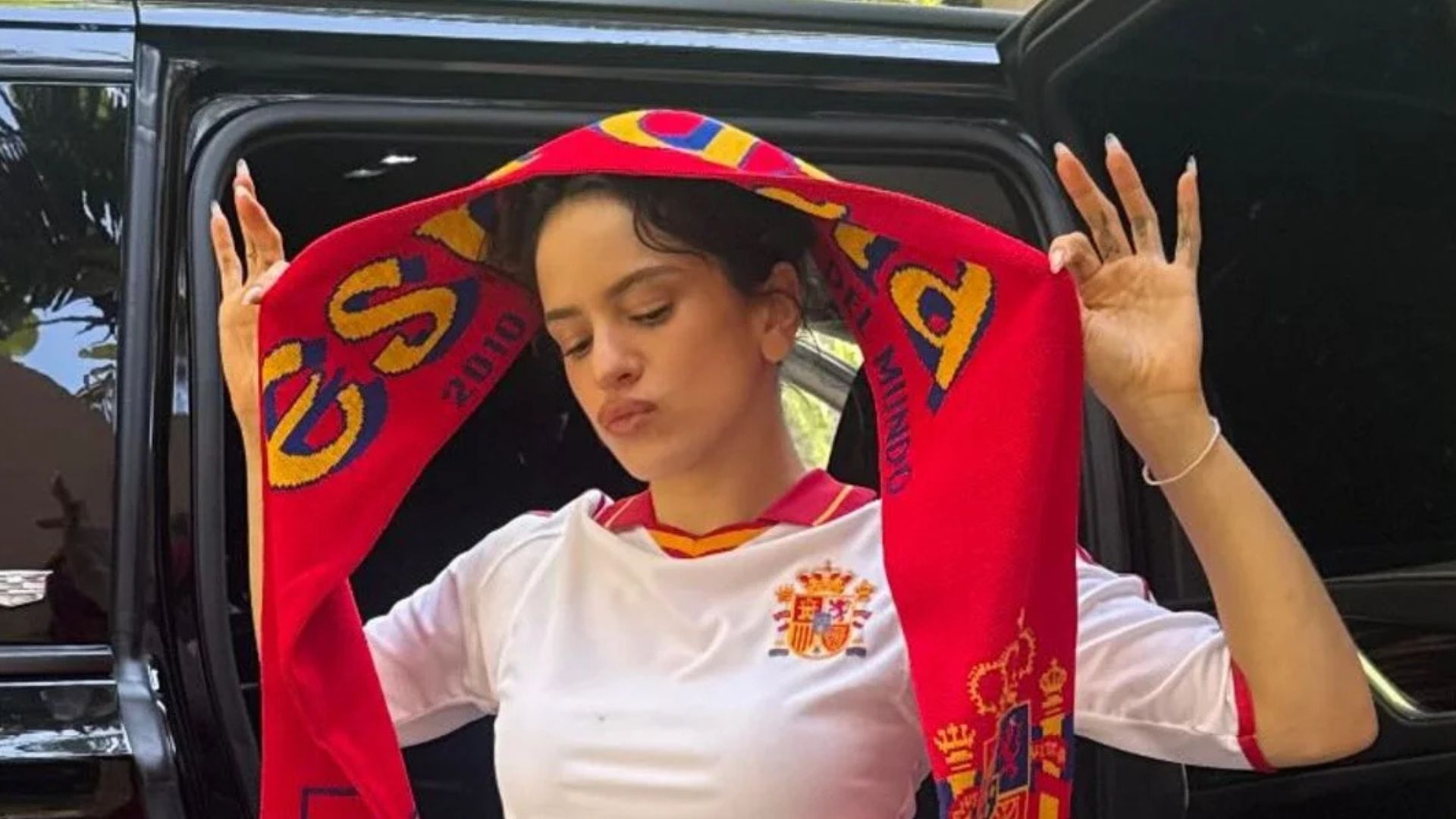 Rosalía celebrando una de las victorias de España en el Mundial 2026.