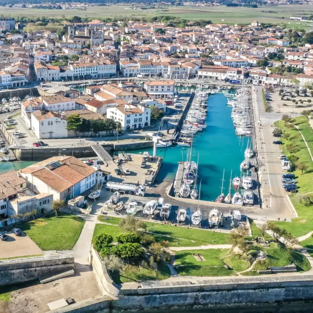 La principal ciudad de la isla, Saint-Martin-de-Ré, es famosa por sus fortificaciones, construidas por Vauban y declaradas Patrimonio de la Humanidad por la UNESCO, así como por su vibrante vida local.