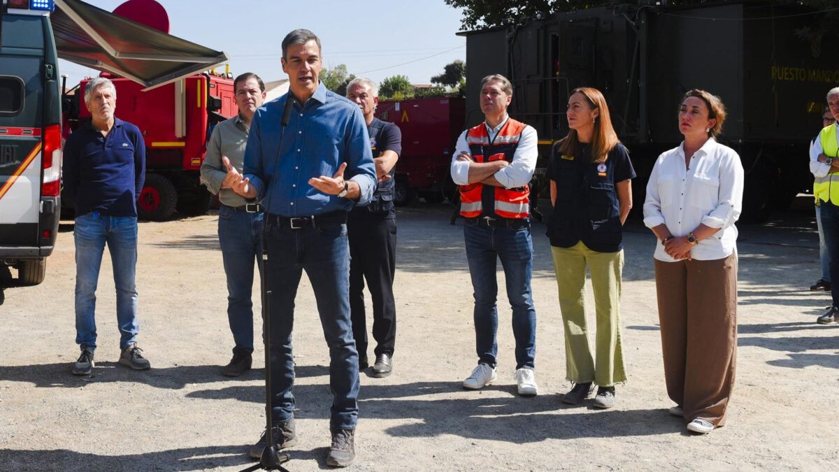 El presidente del Gobierno, Pedro Sánchez, en el Puesto de Mando Avanzado instalado para gestionar las labores de extinción del incendio forestal de Burgohondo.