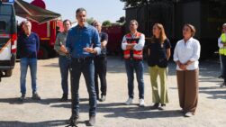 El presidente del Gobierno, Pedro Sánchez, en el Puesto de Mando Avanzado instalado para gestionar las labores de extinción del incendio forestal de Burgohondo.