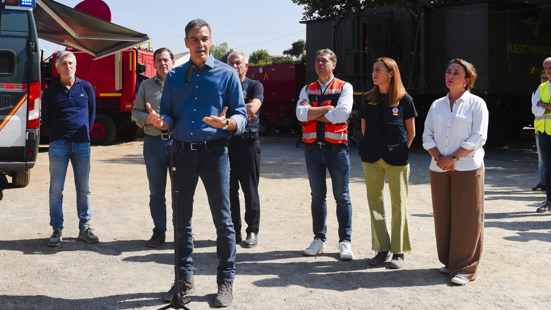 El presidente del Gobierno, Pedro Sánchez, en el Puesto de Mando Avanzado instalado para gestionar las labores de extinción del incendio forestal de Burgohondo.