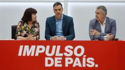 Cristina Narbona, Pedro Sánchez y Santos Cerdán.