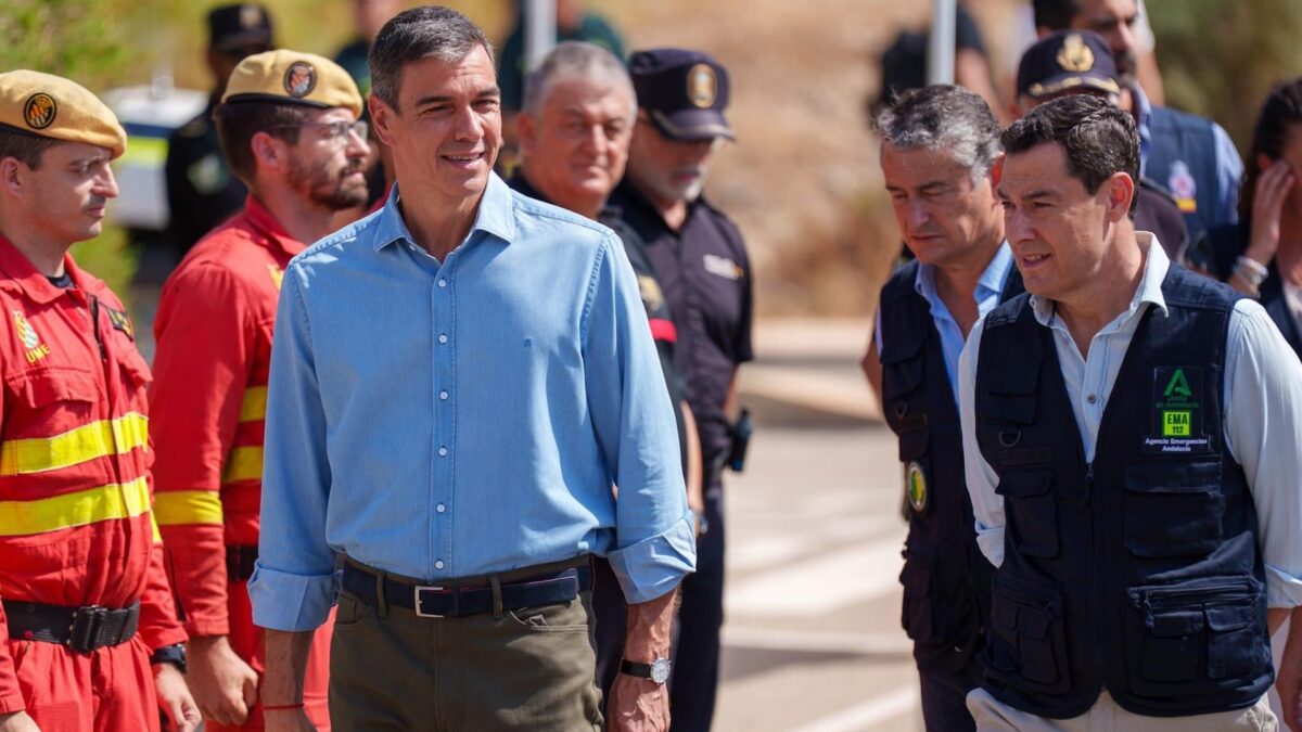 El presidente del Gobierno, Pedro Sánchez, y el presidente de la Junta de Andalucía, Juanma Moreno, en el puesto de mando avanzado instalado en Turre (Almería) por el incendio forestal de Los Gallardos.
