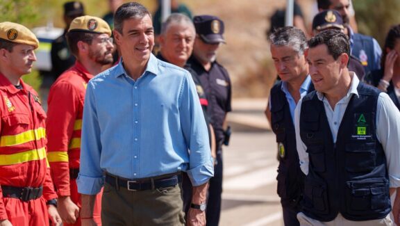 El presidente del Gobierno, Pedro Sánchez, y el presidente de la Junta de Andalucía, Juanma Moreno, en el puesto de mando avanzado instalado en Turre (Almería) por el incendio forestal de Los Gallardos.