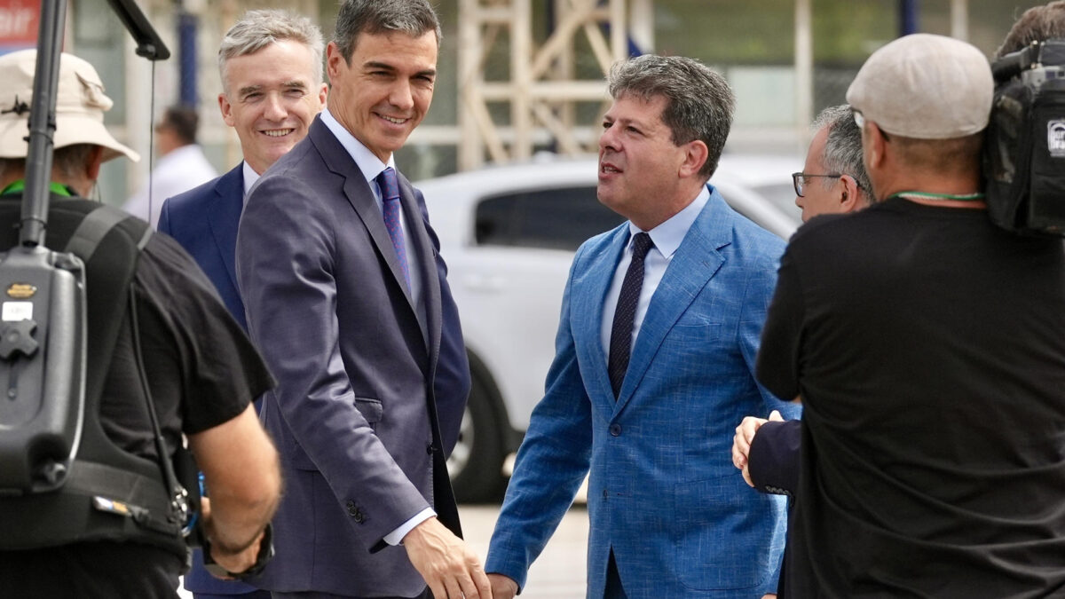 LA LÍNEA DE LA CONCEPCIÓN (CÁDIZ), 15/07/2026.- El presidente del Gobierno, Pedro Sánchez (2i) y el ministro principal de Gibraltar, Fabian Picardo (d), durante el acto de demolición de la verja de la Línea de la Concepción (Cádiz), el día en el que entra en vigor el Tratado entre la UE y Reino Unido sobre el encaje de Gibraltar tras el Brexit, que supone el derribo de este paso fronterizo. EFE/Roman Ríos