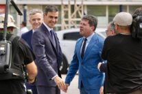 LA LÍNEA DE LA CONCEPCIÓN (CÁDIZ), 15/07/2026.- El presidente del Gobierno, Pedro Sánchez (2i) y el ministro principal de Gibraltar, Fabian Picardo (d), durante el acto de demolición de la verja de la Línea de la Concepción (Cádiz), el día en el que entra en vigor el Tratado entre la UE y Reino Unido sobre el encaje de Gibraltar tras el Brexit, que supone el derribo de este paso fronterizo. EFE/Roman Ríos