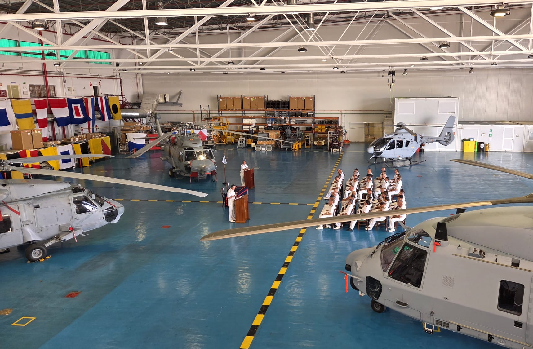 El acto de entrega del helicóptero SH-60F