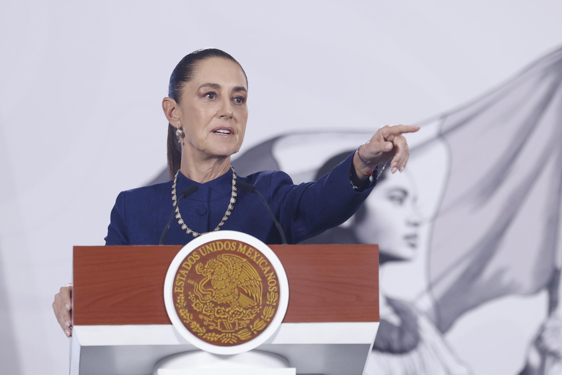 La presidenta de México, Claudia Sheinbaum, habla durante una rueda de prensa este jueves en Palacio Nacional de la Ciudad de México (México). Sheinbaum insistió en que persisten contradicciones sobre la captura del narcotraficante Ismael 'El Mayo' Zambada en julio de 2024 y sostuvo que la principal preocupación de su Gobierno es determinar si hubo una violación a la soberanía nacional durante la operación que terminó con el líder del Cartel de Sinaloa en EE.UU. EFE/Sáshenka Gutiérrez