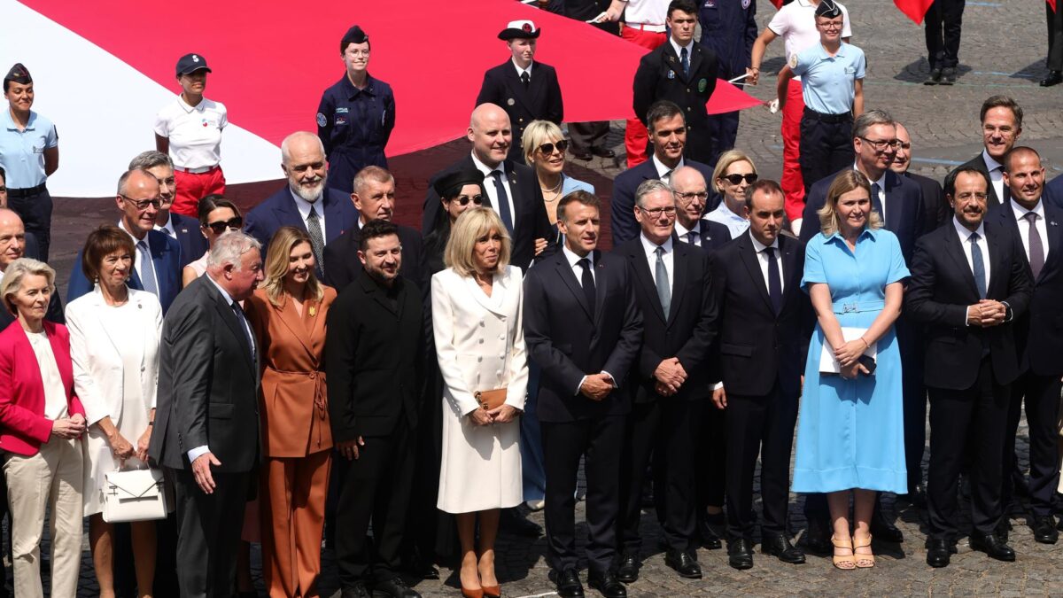 PARIS (France), 14/07/2026.- (L-R, front row) European Commission President Ursula Von der Leyen, German Chancellor's wife Charlotte Merz, President of the French Senate Gerard Larcher, Ukrainian First Lady Olena Zelenska, Ukrainian President Volodymyr Zelensky, French Presidents wife Brigitte Macron, French President Emmanuel Macron, Britain's caretaker Prime Minister Keir Starmer, French Prime Minister Sebastien Lecornu, President of the French National Assembly Yael Braun-Pivet, Cyprus President Nikos Christodoulides and Maltese Prime Minister Robert Abela take part in a family photo with other leaders of the 'Coalition of the Willing' at the end of the Bastille Day military parade on Champs-Elysees Avenue, in Paris, France, 14 July 2026. The Ukrainian president is the guest of honor at this year's parade, held under the theme 'The Strategic Awakening of Europe', alongside leaders and top dignitaries from more than 30 other nations of the Coalition of the Willing, a European initiative pledging support for Ukraine. (Chipre, Francia, Ucrania, Reino Unido) EFE/EPA/TERESA SUAREZ