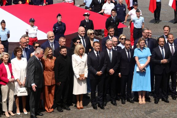 PARIS (France), 14/07/2026.- (L-R, front row) European Commission President Ursula Von der Leyen, German Chancellor's wife Charlotte Merz, President of the French Senate Gerard Larcher, Ukrainian First Lady Olena Zelenska, Ukrainian President Volodymyr Zelensky, French Presidents wife Brigitte Macron, French President Emmanuel Macron, Britain's caretaker Prime Minister Keir Starmer, French Prime Minister Sebastien Lecornu, President of the French National Assembly Yael Braun-Pivet, Cyprus President Nikos Christodoulides and Maltese Prime Minister Robert Abela take part in a family photo with other leaders of the 'Coalition of the Willing' at the end of the Bastille Day military parade on Champs-Elysees Avenue, in Paris, France, 14 July 2026. The Ukrainian president is the guest of honor at this year's parade, held under the theme 'The Strategic Awakening of Europe', alongside leaders and top dignitaries from more than 30 other nations of the Coalition of the Willing, a European initiative pledging support for Ukraine. (Chipre, Francia, Ucrania, Reino Unido) EFE/EPA/TERESA SUAREZ