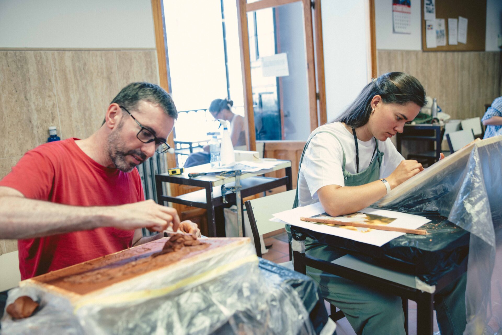 Un momento del taller de relieve durante el Observatorio de lo Invisible 2026