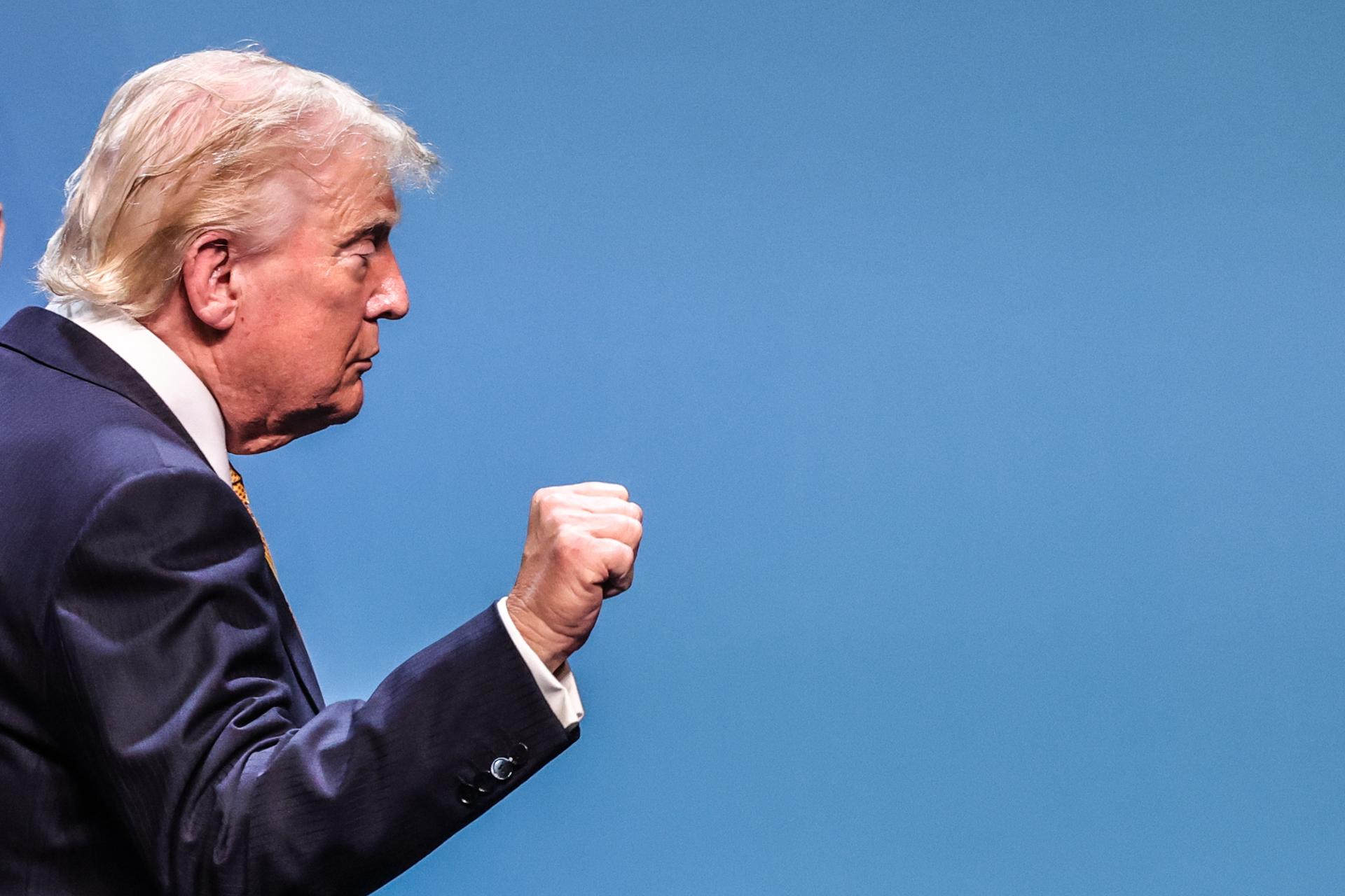 ANKARA (Turkey), 08/07/2026.- US President Donald Trump gestures as he leaves after a press conference at the 2026 NATO Summit in Ankara, Turkey, 08 July 2026. The NATO Summit takes place from 07-08 July. (Turquía) EFE/EPA/FILIP SINGER