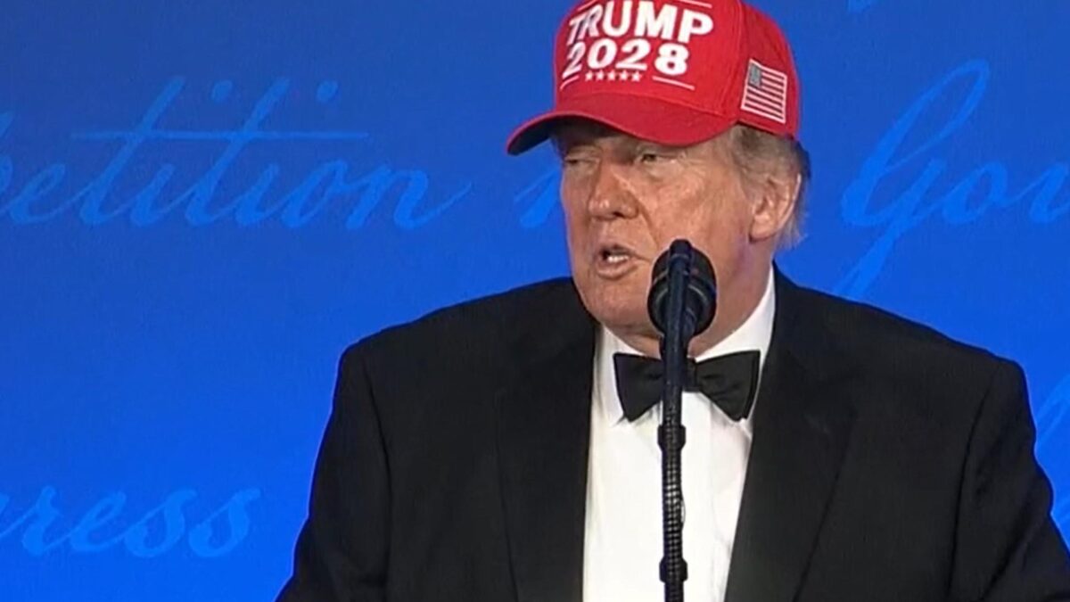 AMDEP9449. WASHINGTON (ESTADOS UNIDOS), 24/07/2026.- Captura de una transmisión de la cadena C-Span del presidente de EE.UU., Donald Trump, durante la Cena de Corresponsales de La Casa Blanca este viernes, donde bromeo con la posibilidad de presentarse a las elecciones presidenciales de 2028 y se colocó una gorra roja con el año 2028 en la parte frontal, en Washington (EE.UU.). EFE/ C-Span /SOLO USO EDITORIAL/ SOLO DISPONIBLE PARA ILUSTRAR LA NOTICIA QUE ACOMPAÑA (CRÉDITO OBLIGATORIO)