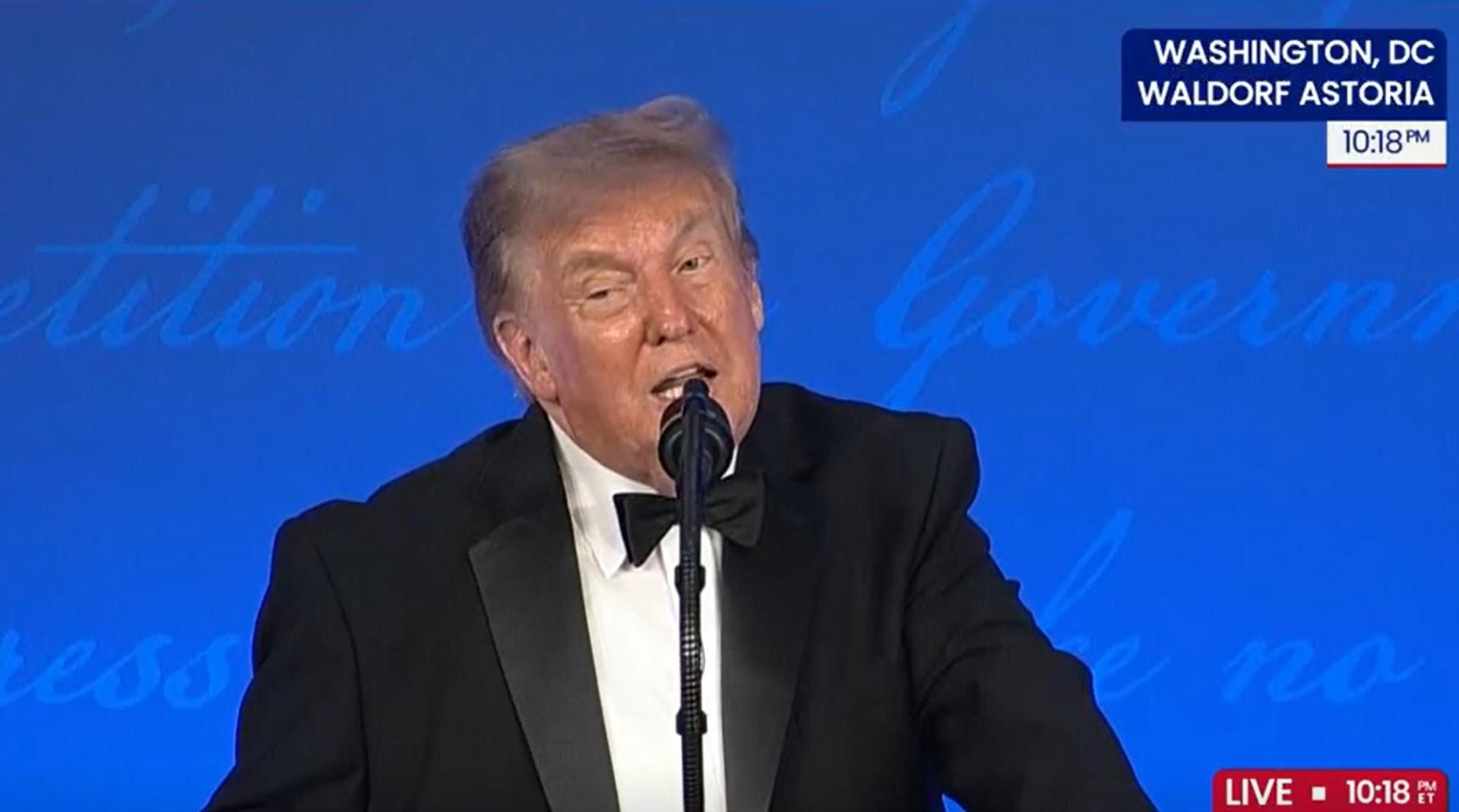 AME2691. WASHINGTON (ESTADOS UNIDOS), 24/07/2026.- Captura de una transmisión de la cadena C-Span del presidente de EE.UU., Donald Trump, durante la Cena de Corresponsales de La Casa Blanca este viernes, a volvió este viernes a la celebración, casi tres meses después del intento de asesinato en su contra, en Washington (EE.UU.). EFE/ C-Span /SOLO USO EDITORIAL/ SOLO DISPONIBLE PARA ILUSTRAR LA NOTICIA QUE ACOMPAÑA (CRÉDITO OBLIGATORIO)