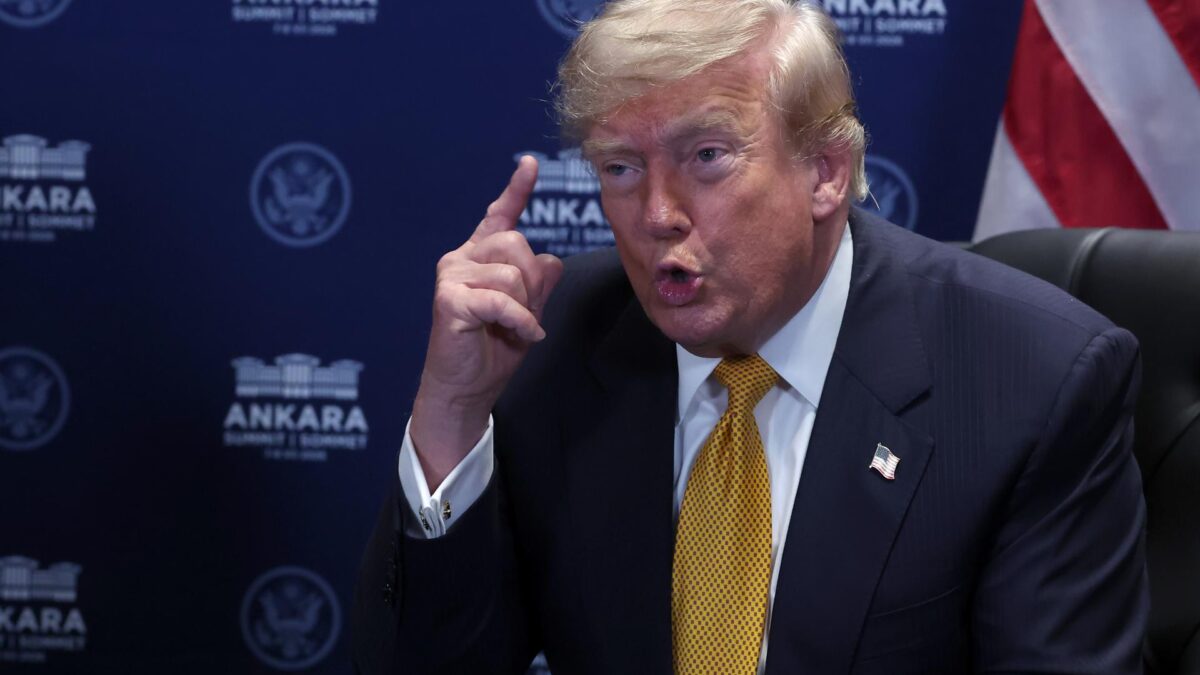 ANKARA (Turkey), 08/07/2026.- US President Donald Trump speaks during a meeting with NATO Secretary General Mark Rutte (not pictured) on the sidelines of the NATO summit in Ankara, Turkey, 08 July 2026. The NATO Summit takes place from 07-08 July. (Turquía) EFE/EPA/FILIP SINGER / POOL