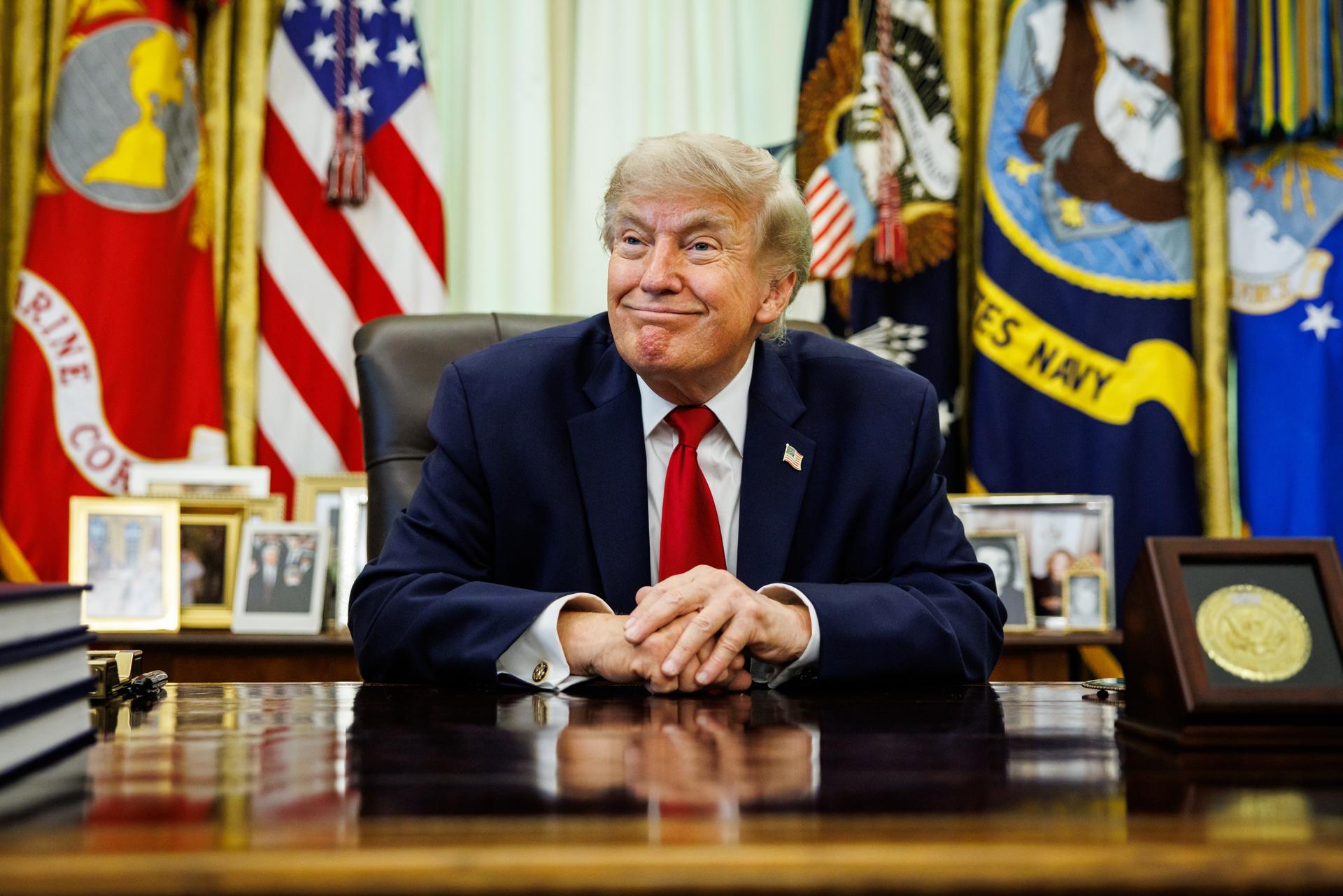 WASHINGTON (United States), 29/06/2026.- US President Donald Trump sits at the Resolute Desk before signing an executive order on vehicle repairs at the Resolute Desk in the Oval Office at the White House in Washington, DC, USA, 29 June 2026. EFE/EPA/SAMUEL CORUM / POOL
