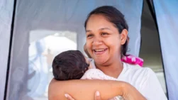 Gusmaira carga a su hija recién nacida, Irena.