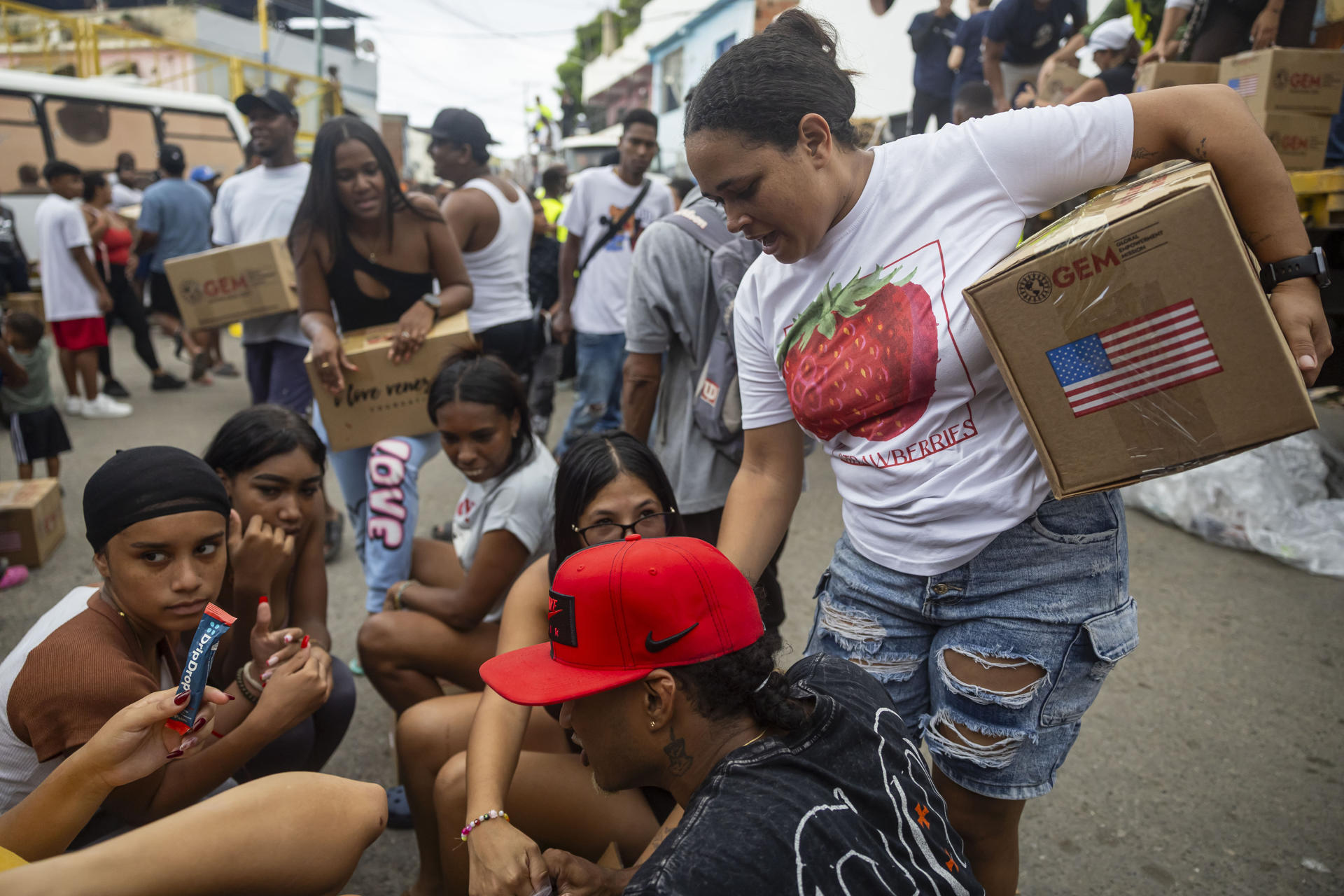 Personas reciben ayuda humanitaria este viernes en Caraballeda (Venezuela). La organización estadounidense Global Empowerment Mission espera mantenerse en Venezuela durante cinco años para ayudar a los afectados del doble terremoto del pasado 24 de junio, en una primera fase con la entrega de donaciones como alimentos y productos de higiene personal, con el apoyo de la Administración de Donald Trump y la Iglesia católica. EFE/ Miguel Gutiérrez