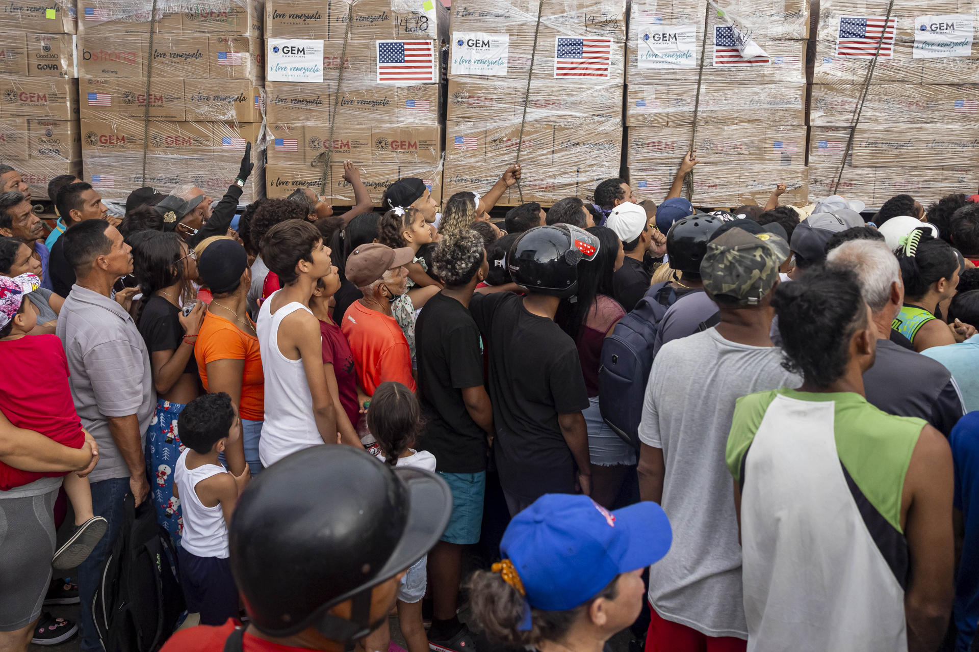 Personas hacen fila para recibir ayuda humanitaria este viernes en Caraballeda (Venezuela). La organización estadounidense Global Empowerment Mission espera mantenerse en Venezuela durante cinco años para ayudar a los afectados del doble terremoto del pasado 24 de junio, en una primera fase con la entrega de donaciones como alimentos y productos de higiene personal, con el apoyo de la Administración de Donald Trump y la Iglesia católica. EFE/ Miguel Gutiérrez