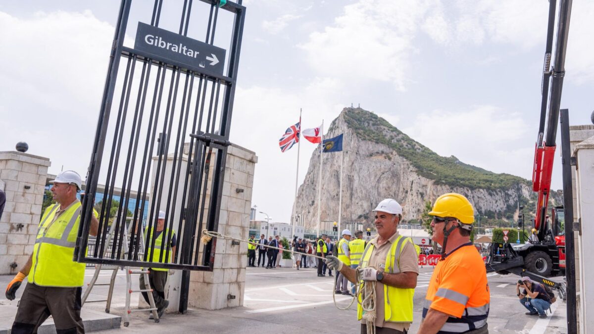 Acto de demolición de la verja de la Línea de la Concepción.
