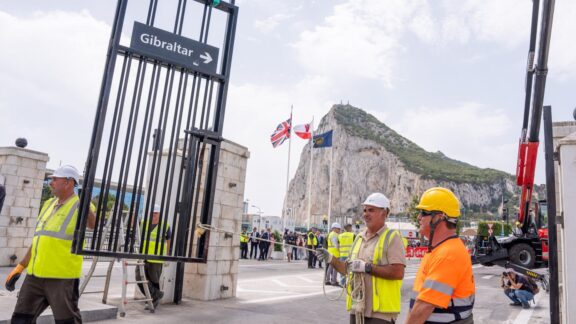 Acto de demolición de la verja de la Línea de la Concepción.
