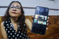 Mireya Chacón muestra una foto de su vecino Johan Sebastián Durán Guerrero, asesinado en Estados Unidos, este miércoles durante una entrevista con EFE en Bucaramanga (Colombia). Mientras la cuestionada y confusa operación de ICE que le costó la vida al joven colombiano es materia de investigación por la Policía de Maine, el Departamento de Seguridad Pública estatal y el FBI, su madre espera el regreso de sus restos a su ciudad natal. EFE/ Mario Caicedo