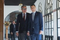 El presidente de la Junta de Andalucía, Juanma Moreno, saluda a su nuevo vicepresidente, Manuel Gavira