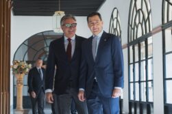 El presidente de la Junta de Andalucía, Juanma Moreno, saluda a su nuevo vicepresidente, Manuel Gavira