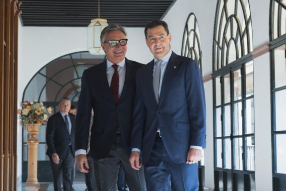 El presidente de la Junta de Andalucía, Juanma Moreno, saluda a su nuevo vicepresidente, Manuel Gavira