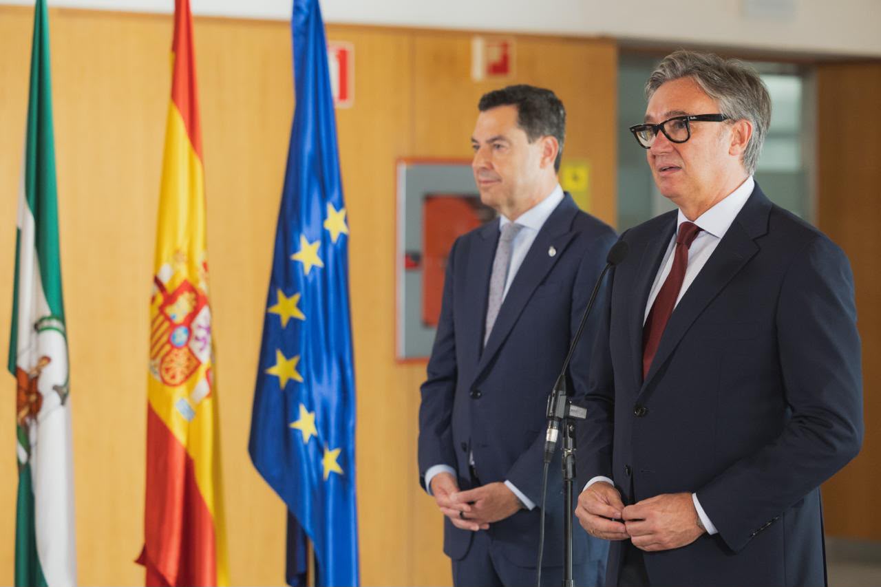 El presidente de la Junta de Andalucía, Juanma Moreno, saluda a su nuevo vicepresidente, Manuel Gavira