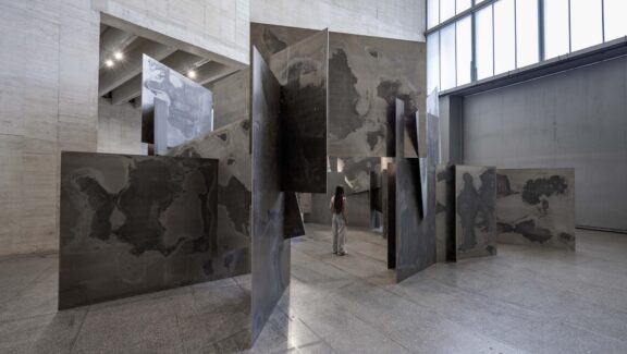Vista de la exposición 'Pabellón de escultura: refugio e intemperie' de Ana Laura Aláez.
