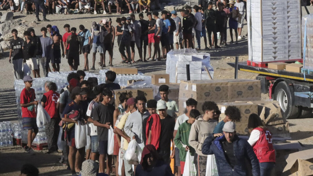 FOTODELDÍA - CEUTA, 27/08/2026.- Inicio del reparto de alimentos por parte de miembros de Cruz Roja a los migrantes en la playa del Trampolín, este jueves en Ceuta. EFE/Reduan