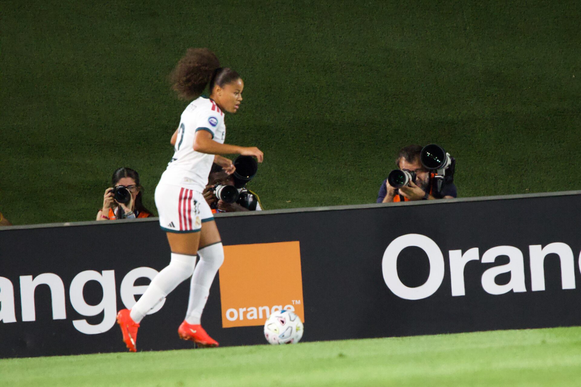 Felicia Schröder durante el derbi de la primera jornada de la Liga F Moeve