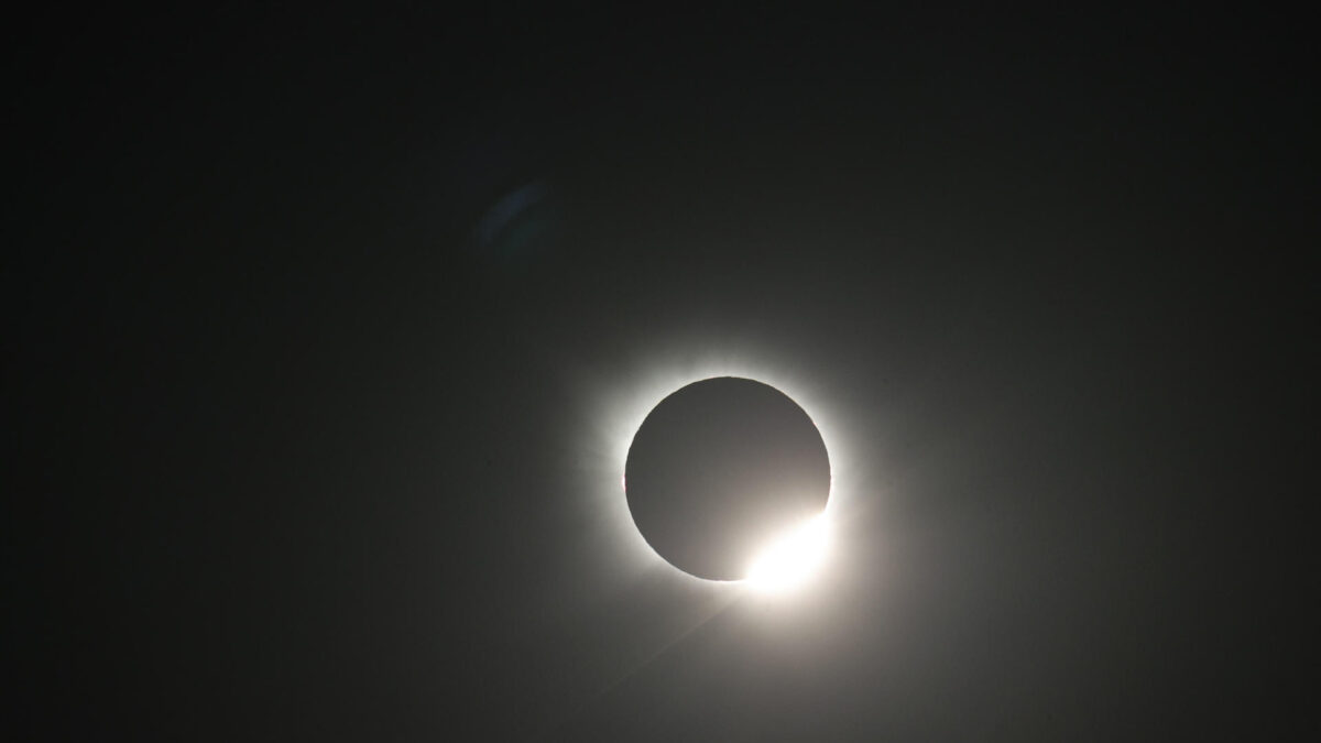 FERROL (A CORUÑA), 12/08/2026.- Eclipse de sol visto este miércoles desde la playa de Doniños, en Ferrol. EFE/Kiko Delgado
