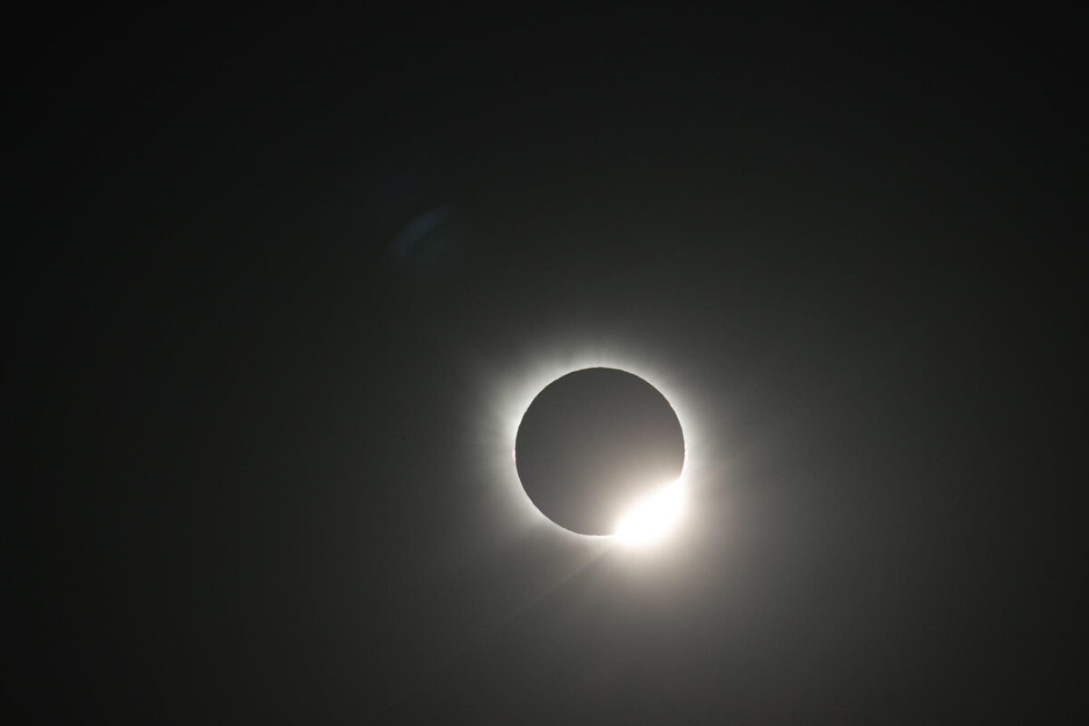 FERROL (A CORUÑA), 12/08/2026.- Eclipse de sol visto este miércoles desde la playa de Doniños, en Ferrol. EFE/Kiko Delgado