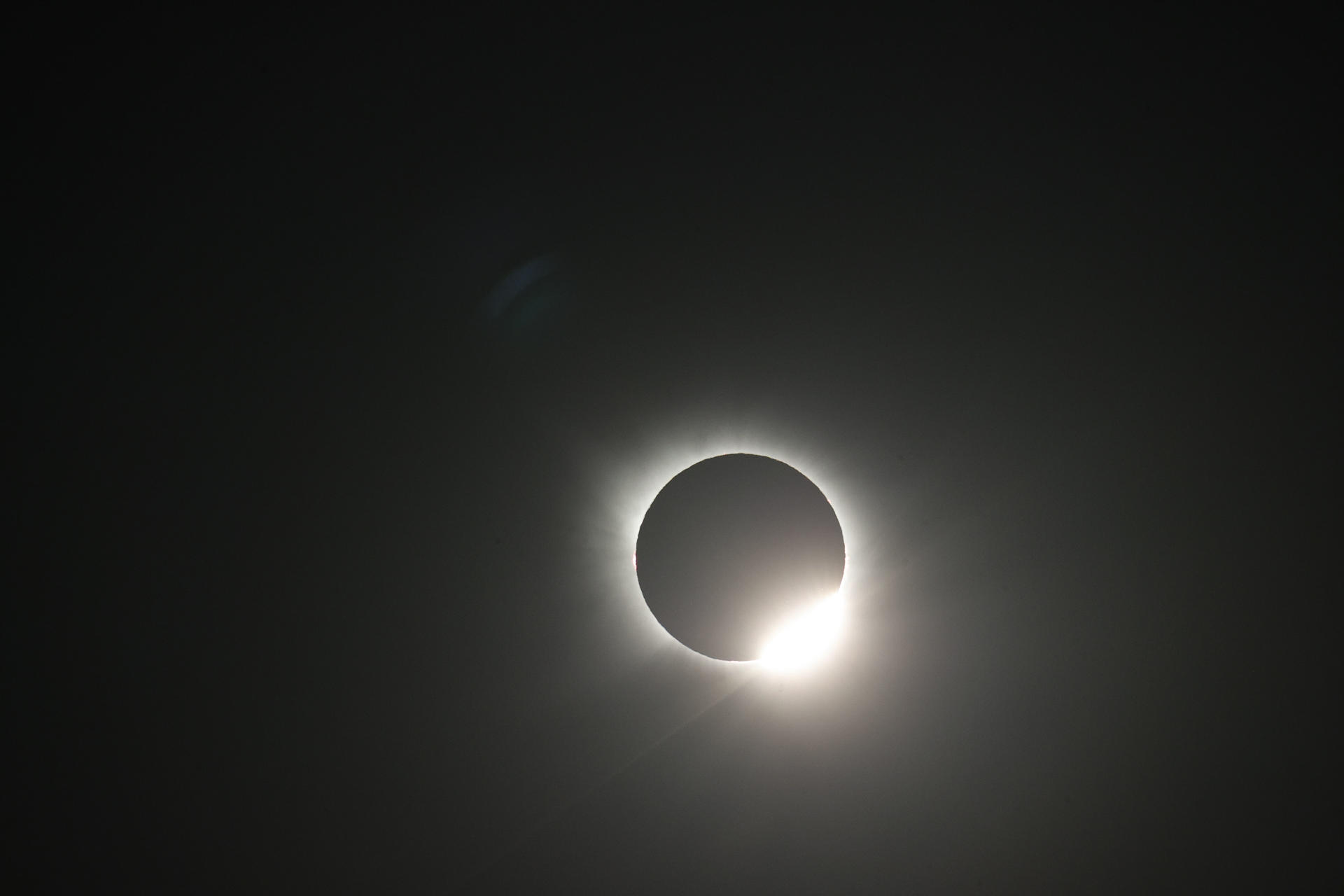 FERROL (A CORUÑA), 12/08/2026.- Eclipse de sol visto este miércoles desde la playa de Doniños, en Ferrol. EFE/Kiko Delgado