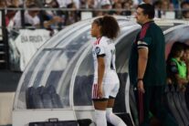 Felicia Schröder durante el derbi de la primera jornada de la Liga F Moeve
